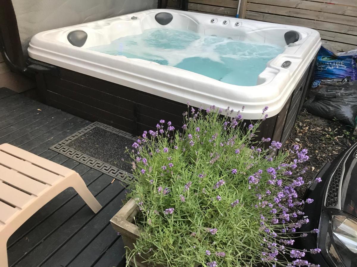 Love-Nest With Private Hot Tub Toronto Exterior photo