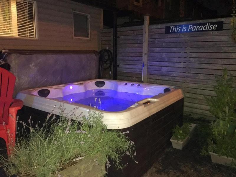 Love-Nest With Private Hot Tub Toronto Exterior photo